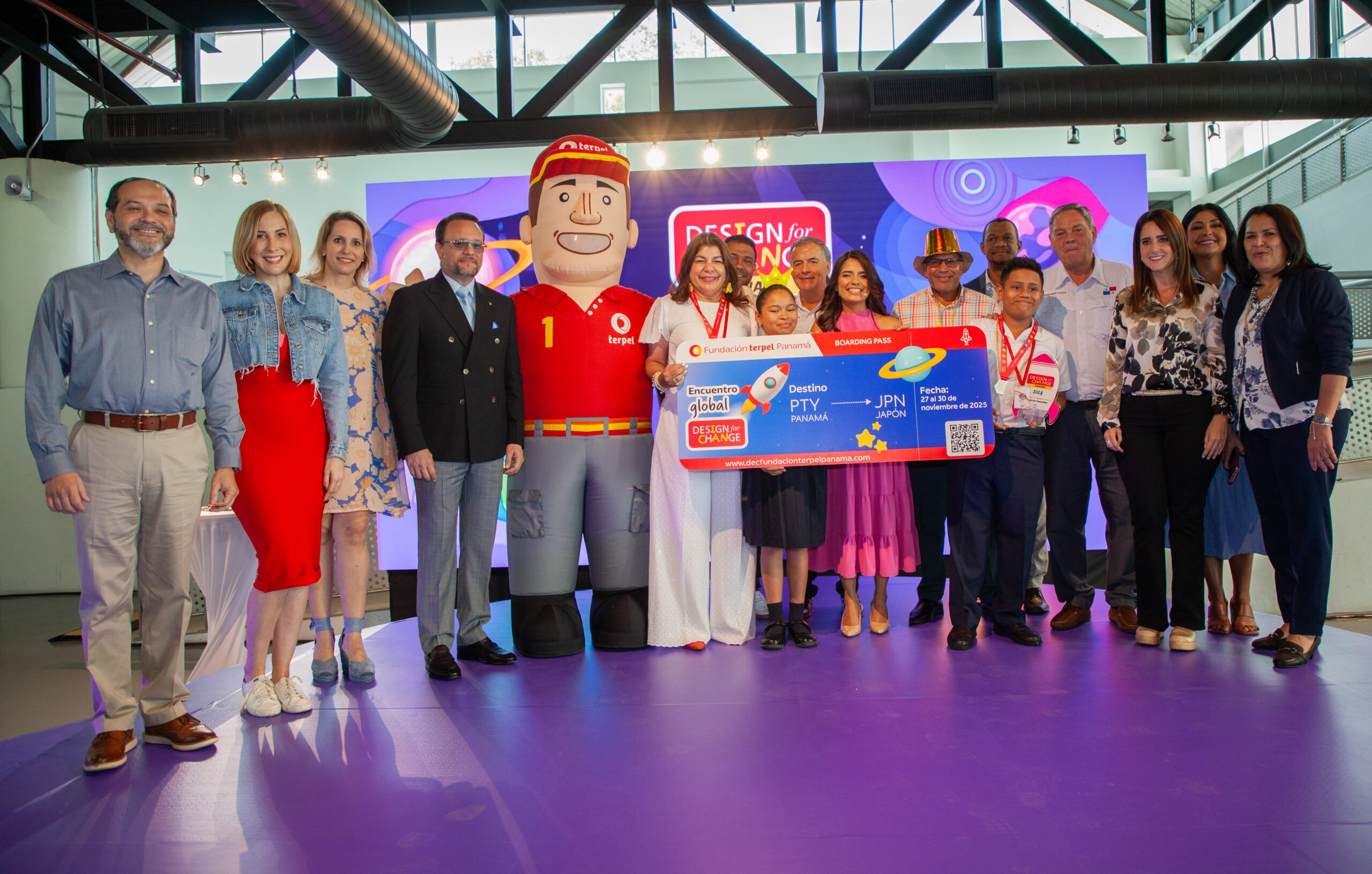 Jurados y equipo ganador Diseña el Cambio 2024