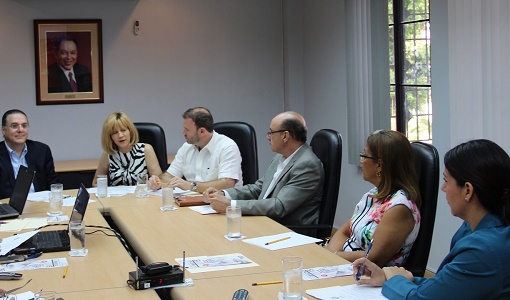 Empresarios y autoridades de salud se reúnen para evaluar temas farmacéuticos, cosméticos y perfumería