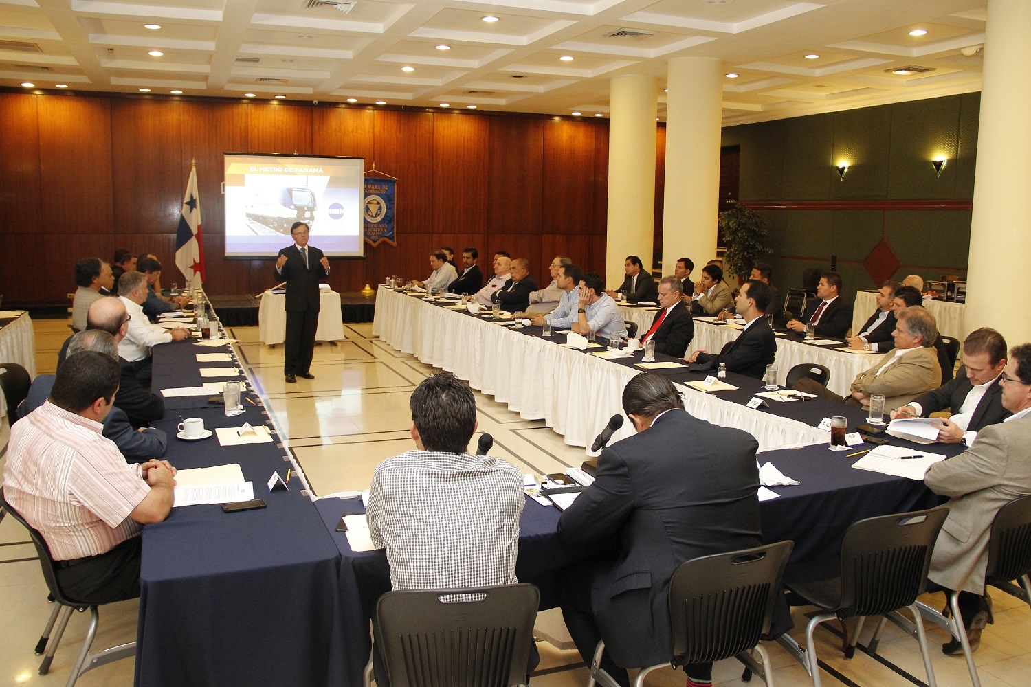 Empresarios reciben en cortesía de sala al secretario del Metro de Panamá