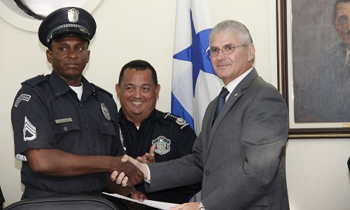 Entregan reconocimiento “Don Eloy Alfaro” a destacado miembro de la Policía Nacional