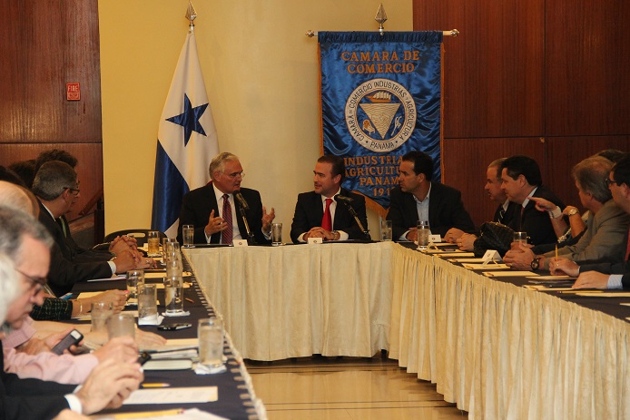 Empresarios reciben en cortesía de sala al administrador del Canal de Panamá