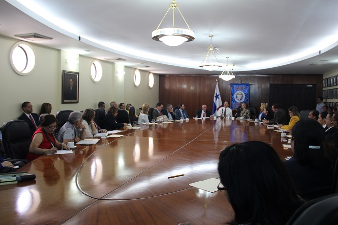 Empresarios reciben informe del sector de farmacia y drogas