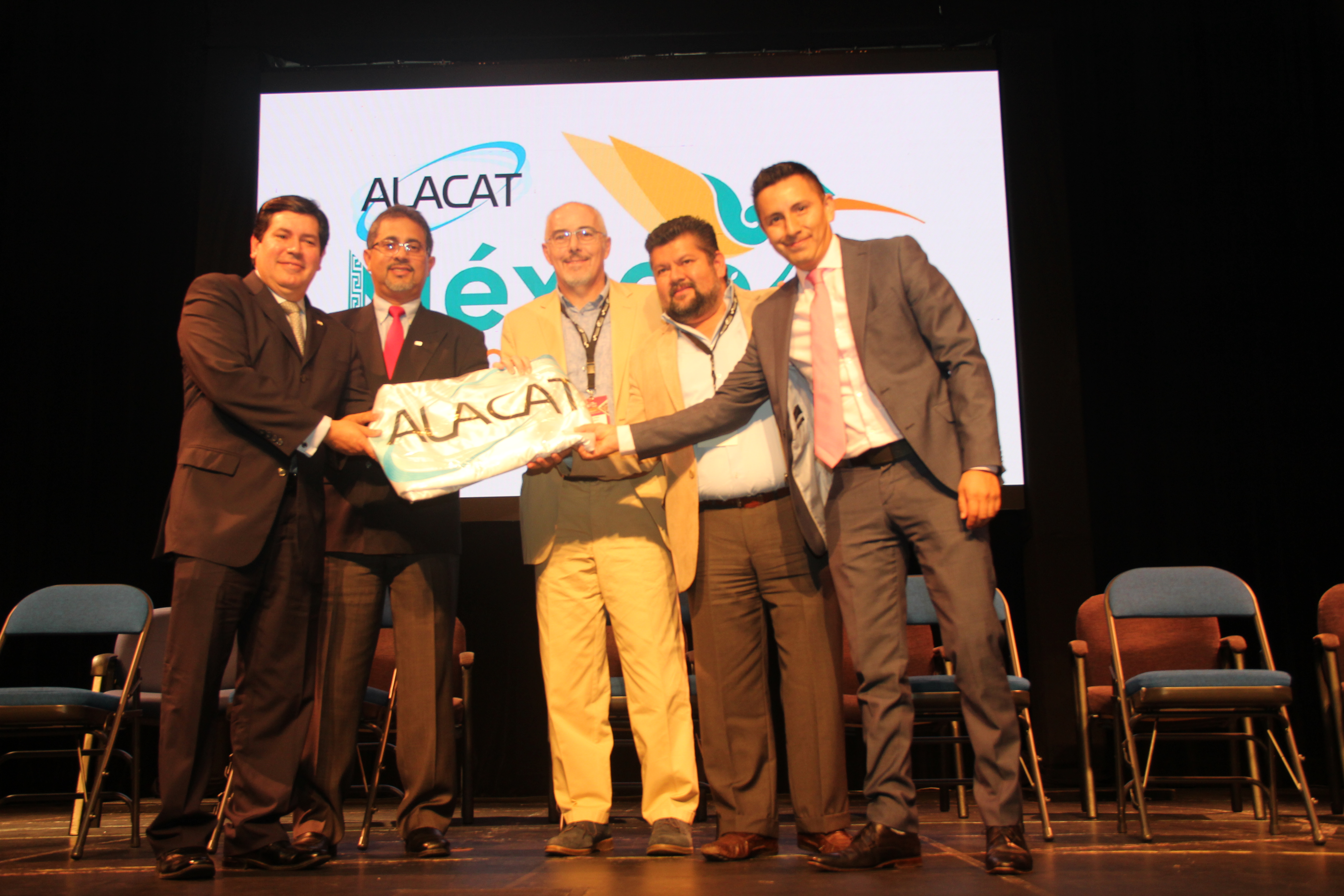 En EXPO LOGÍSTICA PANAMÁ 2017 entregan Bandera de ALACAT 2018 a México