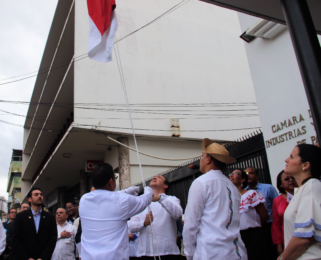 CCIAP celebra el mes de la Patria con Izada de la Bandera, promoviendo el orgullo nacional