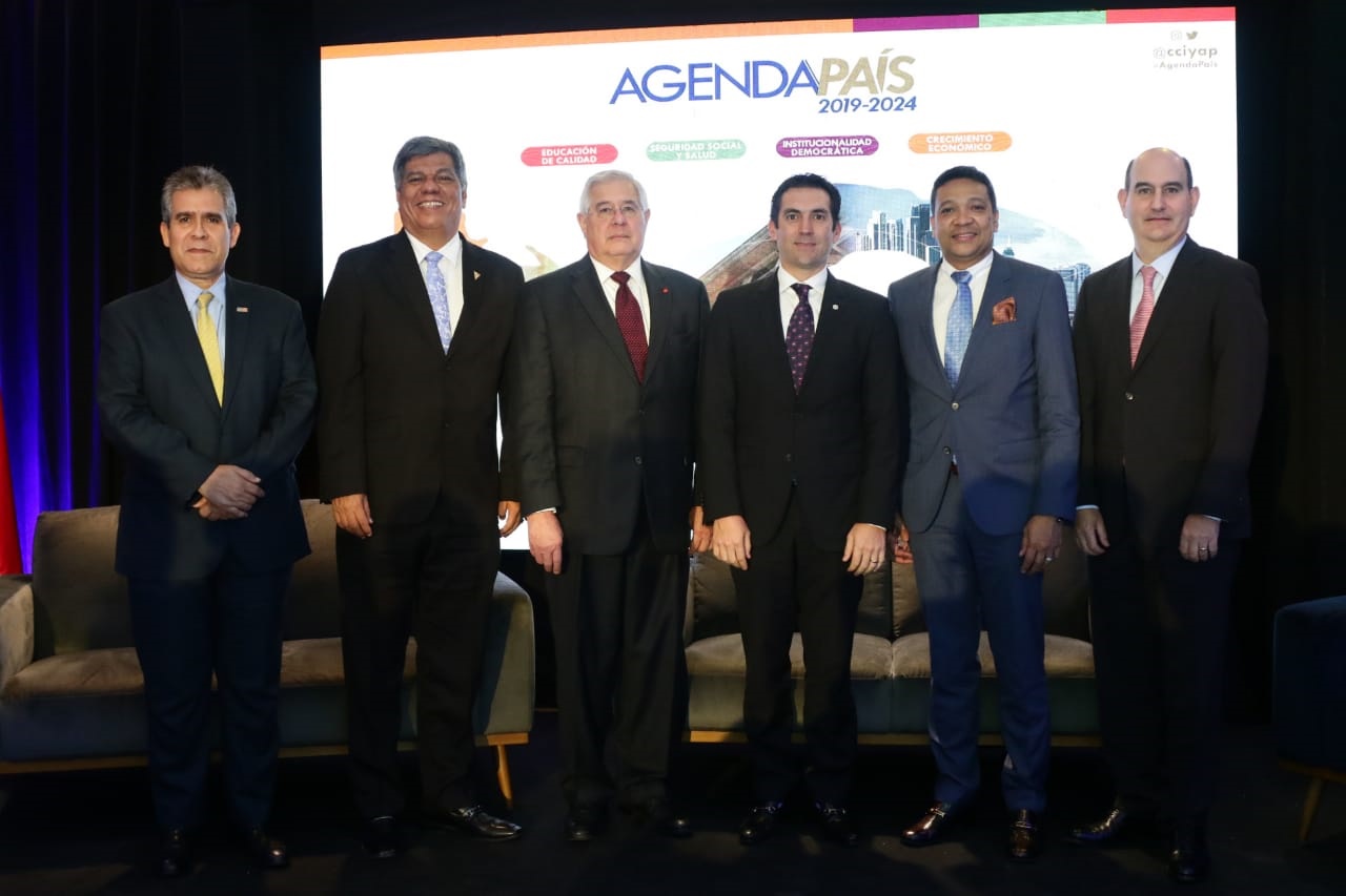 Panelistas del 2 Foro Agenda País, “Por un Sistema de Pensiones (Invalidez, Vejez y Muerte): Universal, Solidario y Sostenible”