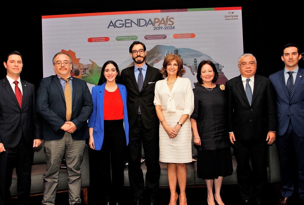 Panelistas del Foro Institucionalidad democrática