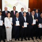 candidatos presidenciales reciben documento Agenda País