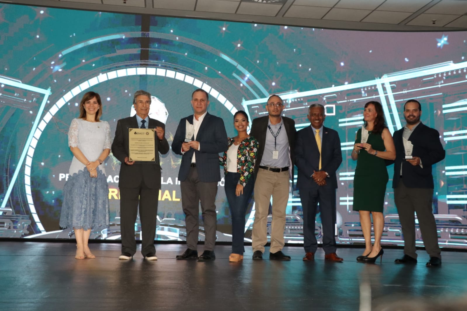 Proyecto sobre el uso de biocontroladores para el manejo de plagas de la caña de azúcar, del Grupo Calesa, gana el primer lugar del premio a la Innovación Empresarial 2022