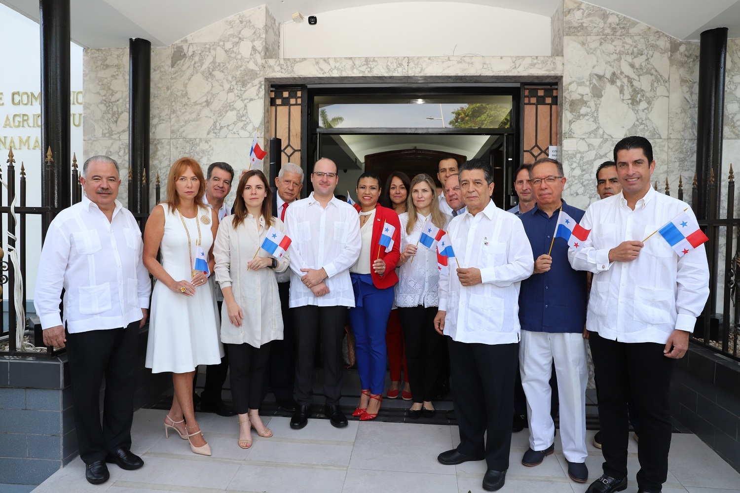 CCIAP rinde homenaje a Panamá con la izada de la Bandera Nacional