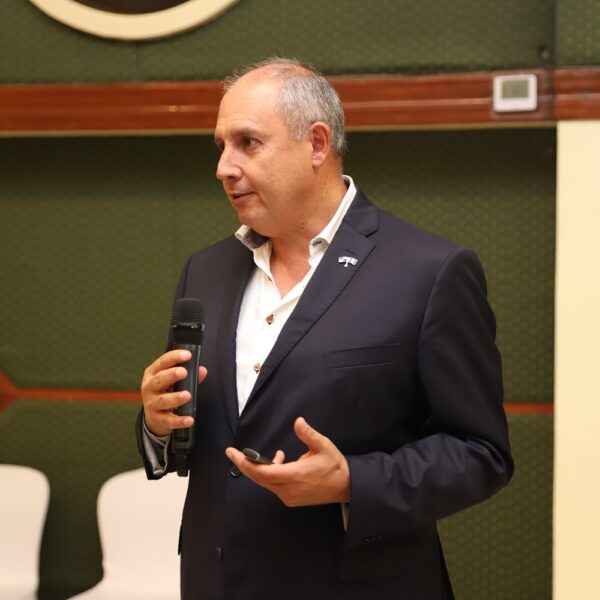Realizan conferencia magistral: Transformando Espacios: El Arte de la Luz en la Arquitectura