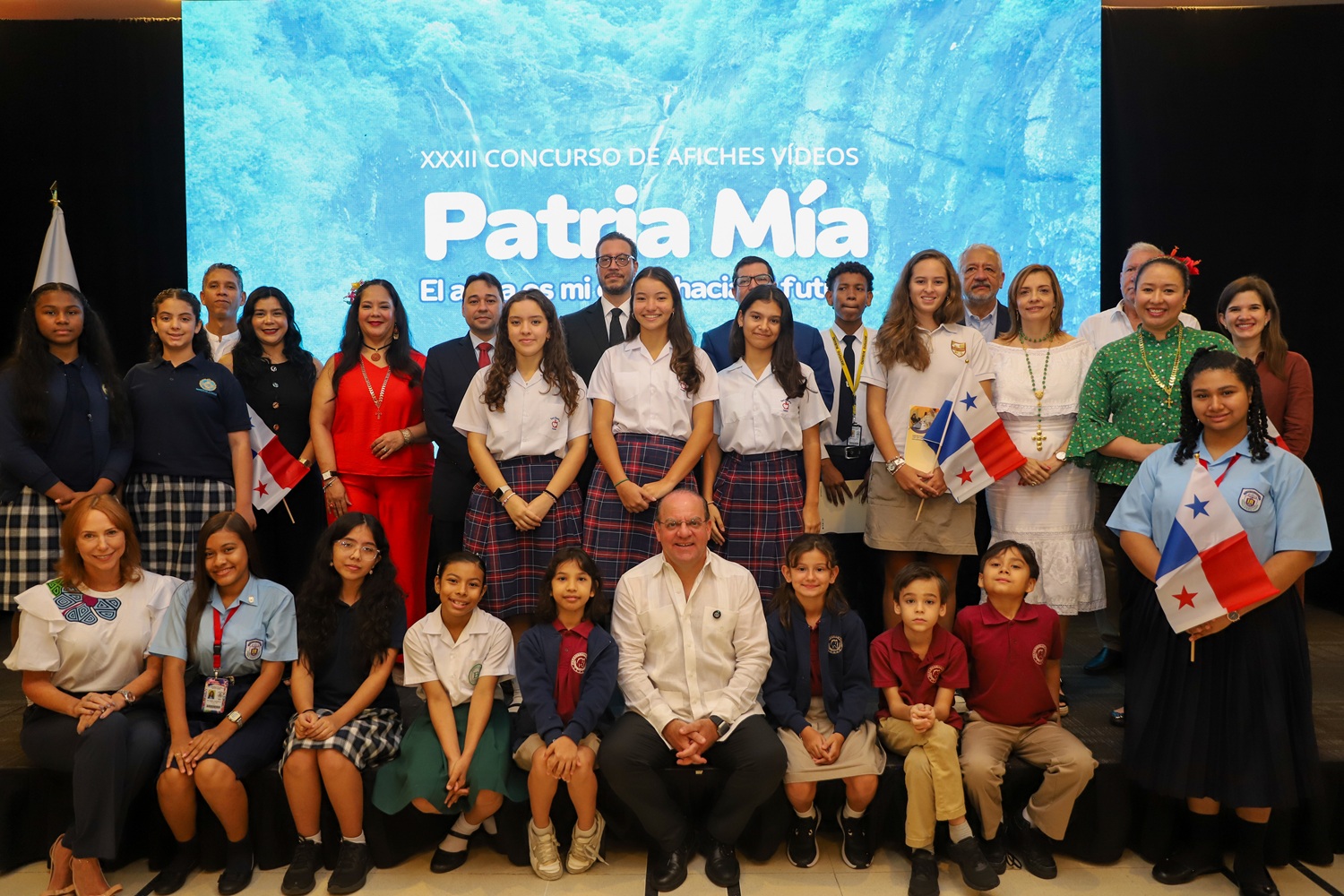 CCIAP celebra el mes de la patria con Izada de la Bandera Nacional y premiación del Concurso de Afiche y Video “Patria Mía” 2025