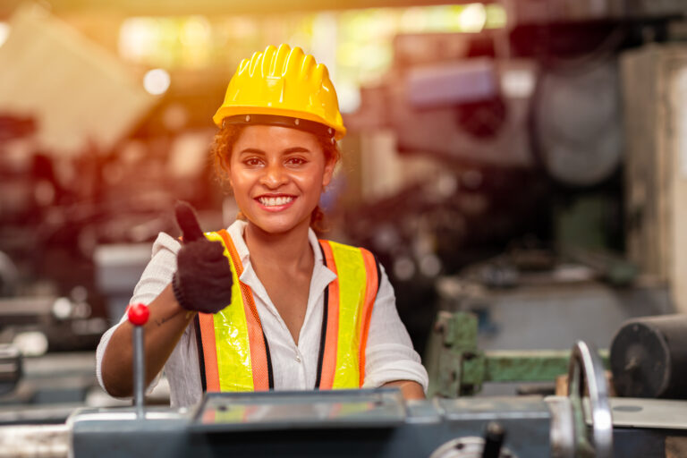 Trabajadores panameños durante el Día del Trabajo, símbolo del empleo formal, la reducción de la informalidad y las oportunidades laborales sostenibles en Panamá.
