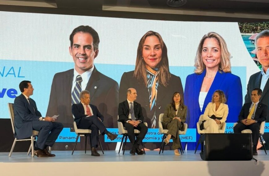 Aurelio Barría Pino, presidente de la Cámara de Comercio, Industrias y Agricultura de Panamá, participa en el panel de cierre del XVIII Foro Nacional para la Competitividad 2026, dedicado a la reputación país como herramienta para atraer inversión.
