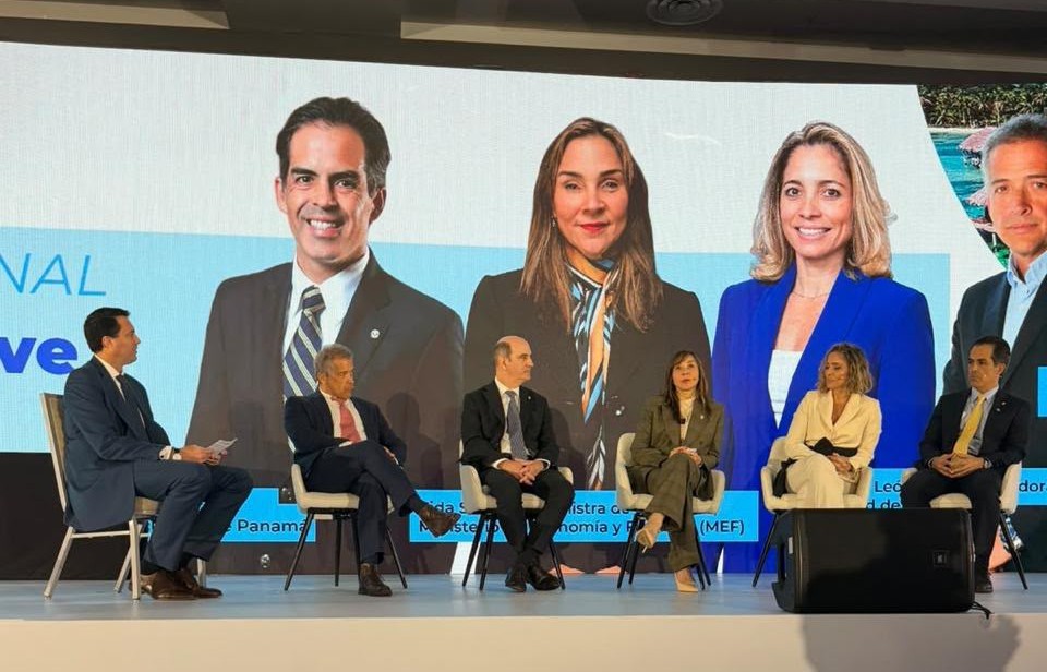 Aurelio Barría Pino, presidente de la Cámara de Comercio, Industrias y Agricultura de Panamá, participa en el panel de cierre del XVIII Foro Nacional para la Competitividad 2026, dedicado a la reputación país como herramienta para atraer inversión.