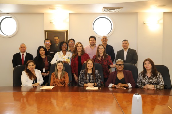El Grupo No. 11 de Publicidad y Comunicación de la CCIAP, de la mano de su directora Aminta Orillac, llevó a cabo la quinta edición de “Entre Ideas”, bajo el tema “Estrategias de rentabilidad para PYMES y emprendedores”, con la participación de Myrja Ceballos Molinar, fundadora de Ceballos Molinar Consultores. Durante el encuentro se abordaron los principales factores que pueden afectar la rentabilidad de los negocios, muchos de los cuales pasan desapercibidos en la gestión diaria. Asimismo, se compartieron estrategias para identificar oportunidades de mejora, optimizar recursos y tomar decisiones más acertadas que contribuyan al crecimiento y la sostenibilidad de las empresas. La exposición estuvo a cargo de Myrja Ceballos Molinar, reconocida consultora, asesora de negocios y conferencista panameña, especializada en el desarrollo de pequeñas y medianas empresas y emprendedores. Es creadora del Método RAS, una metodología orientada a impulsar negocios rentables, ágiles y sostenibles, y autora del libro Guía Esencial para lograr la Rentabilidad, Agilidad y Sostenibilidad de los Negocios. Esta quinta edición de “Entre Ideas” propició una enriquecedora conversación entre los participantes, generando un valioso espacio de expresión, diálogo e intercambio de experiencias, inquietudes y perspectivas. La interacción permitió compartir conocimientos y reflexiones sobre los desafíos que enfrentan las PYMES y los emprendedores, así como explorar oportunidades y estrategias para el fortalecimiento.