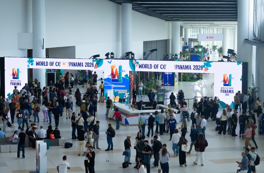 Vista general de World of Coffee Panamá 2026 en el Panama Convention Center, donde visitantes nacionales e internacionales recorren los espacios de exhibición, degustan cafés de especialidad e intercambian experiencias y oportunidades de negocios, en un ambiente que refleja la proyección internacional de la industria cafetera panameña.