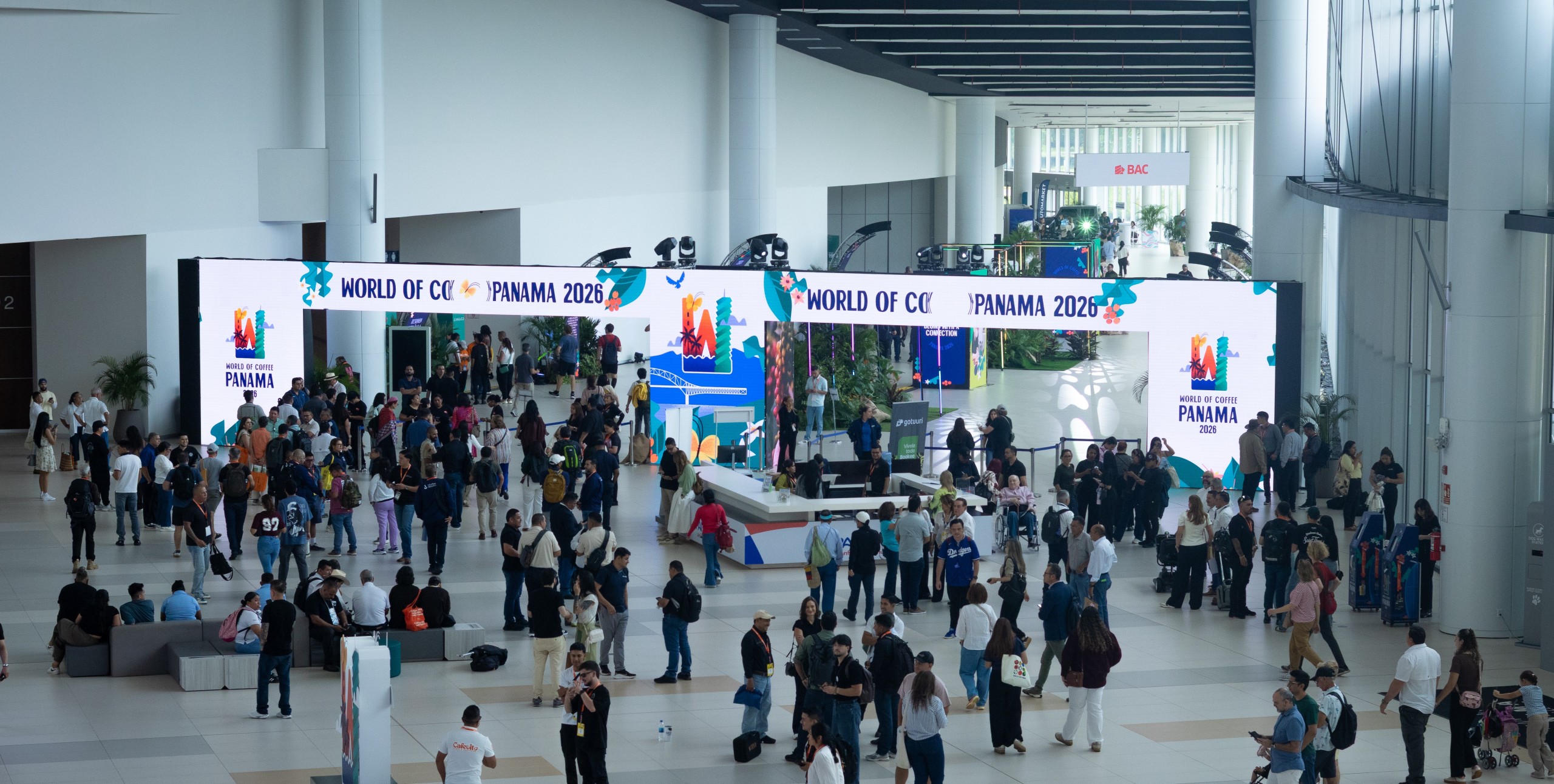 Vista general de World of Coffee Panamá 2026 en el Panama Convention Center, donde visitantes nacionales e internacionales recorren los espacios de exhibición, degustan cafés de especialidad e intercambian experiencias y oportunidades de negocios, en un ambiente que refleja la proyección internacional de la industria cafetera panameña.